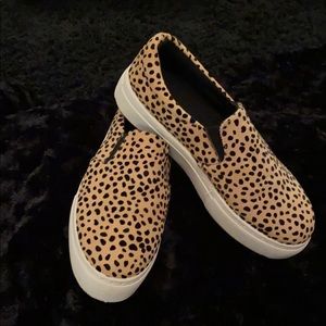 Women’s cute cheetah slip ons!❤️